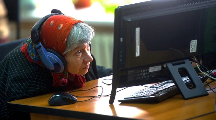 Пенсионерка за компьютером в ожидании цифрового куратора
